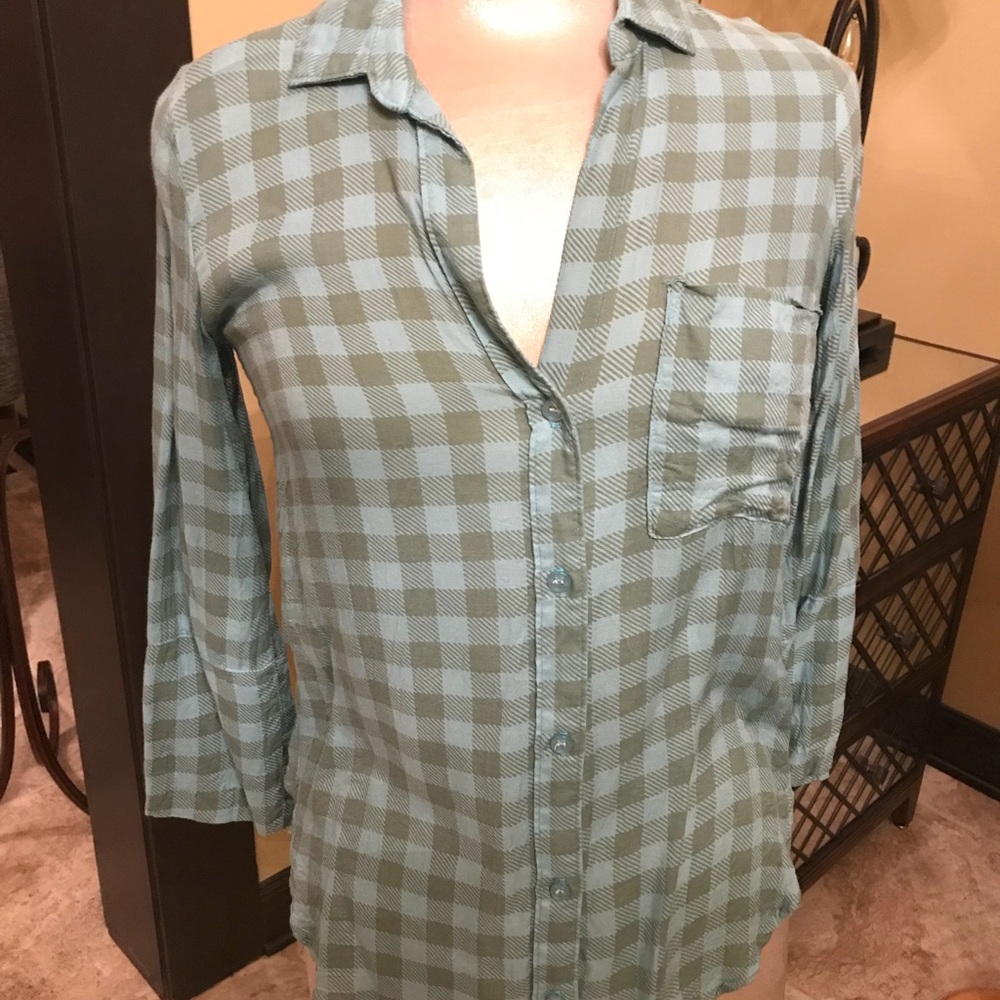 Quarter length sleeve checkered Top